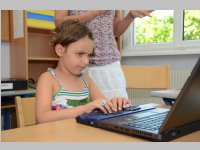 LH Niessl �bergibt Lesehilfe an Sofia Lichtenw�rther, 22.07.2013