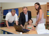 LH Niessl �bergibt Lesehilfe an Sofia Lichtenw�rther, 22.07.2013