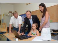 LH Niessl �bergibt Lesehilfe an Sofia Lichtenw�rther, 22.07.2013