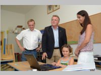 LH Niessl �bergibt Lesehilfe an Sofia Lichtenw�rther, 22.07.2013