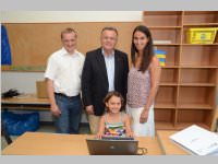 LH Niessl �bergibt Lesehilfe an Sofia Lichtenw�rther, 22.07.2013
