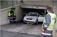 FF Neufeld: Fahrzeugbergung aus Tiefgarage, 23.06.2015