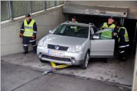 FF Neufeld: Fahrzeugbergung aus Tiefgarage, 23.06.2015