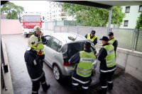 FF Neufeld: Fahrzeugbergung aus Tiefgarage, 23.06.2015