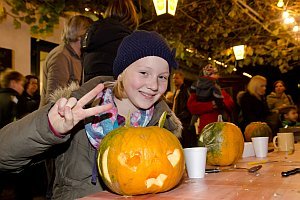 K�rbisschnitzen mit der �VP Neufeld, 31.10.2014