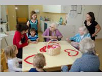 Pflegeheim besucht Neufelder Kinderkrippe, 10.05.2013
