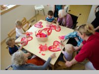 Pflegeheim besucht Neufelder Kinderkrippe, 10.05.2013
