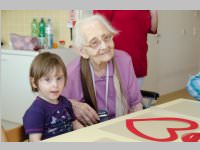 Pflegeheim besucht Neufelder Kinderkrippe, 10.05.2013