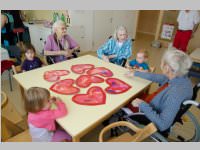 Pflegeheim besucht Neufelder Kinderkrippe, 10.05.2013