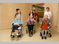 Pflegeheim besucht Neufelder Kinderkrippe, 10.05.2013