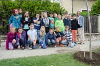 VS Neufeld: Baumpflanzung am Tag der Sonne, 08.05.2015