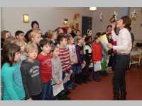 Volksschule feiert Weihnachten im Pflegeheim Neufeld, 17.12.2013