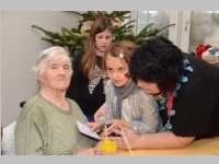 Volksschule feiert Weihnachten im Pflegeheim Neufeld, 17.12.2013