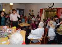 Volksschule feiert Weihnachten im Pflegeheim Neufeld, 17.12.2013