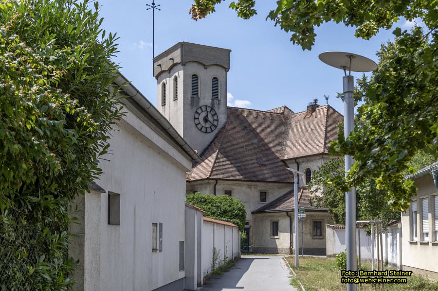 Pfarrkirche St. Johannes der T�ufer in Deutsch-Wagram, Juli 2024